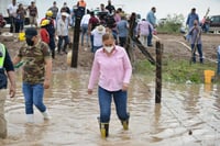 Recorre Marina Vitela el ejido Poanas, afectado por la inundación