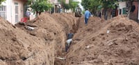 La lluvia ocasionó un hundimiento, de aproximadamente 7 metros en la obra de introducción de red sanitaria que se lleva a cabo en la calle Libertad entre Hidalgo e Independencia, de la zona centro de Matamoros. (MARY VÁZQUEZ)