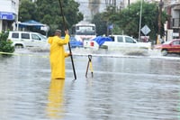 En los operativos del Simas se busca eliminar bloqueos de alcantarillas y bocas de tormenta para evitar inundaciones. (ARCHIVO)