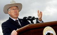 El Senado de Estados Unidos confirma a Ken Salazar como el nuevo embajador en México