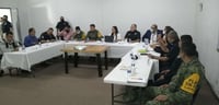 En las instalaciones de la Dirección de Seguridad y Protección Ciudadana se realizó la reunión semanal de la mesa de análisis en materia de seguridad, en la que además de monitorear los índices delictivos de la zona urbana y rural de la Laguna de Durango, se fijaron los procedimientos de ayuda a la población civil en casos de contingencias provocadas por eventos climatológicos. (EL SIGLO DE TORREÓN)