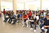 Rezagados abarrotan sede de vacunación antiCOVID en Torreón