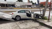 La fuerte lluvia que se registró la tarde del martes en la capital del estado, ocasionó que un vehículo de lujo se derrapara e impactara a otro más, al proyectarse este terminó estrellándose en un poste de la CFE, dejando su luz a vecinos de la colonia República. (EL SIGLO DE TORREÓN)