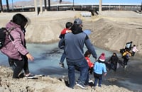 En un fallo con implicaciones potencialmente amplias para las causas de inmigración en Estados Unidos, una jueza federal en Nevada concluyó que una ley penal que data de 1929 y hace un delito mayor que una persona que ha sido deportada regrese a suelo estadounidense es inconstitucional. (ARCHIVO) 
