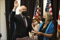 Ken Salazar rinde protesta como embajador de Estados Unidos en México