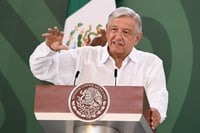 Maestros impiden acceso de AMLO a conferencia; presidente acusa 'intereses políticos'