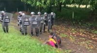 VIDEO: Guardia Nacional derriba a migrante con niño en brazos en Chiapas