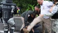 Captan a agente fronterizo mexicano pateando cabeza de migrante