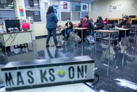 Escuelas rechazan recetas de quiroprácticos para no usar tapabocas en Florida