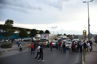 Docentes bloquean el periférico de Torreón para exigir pago de ahorro
