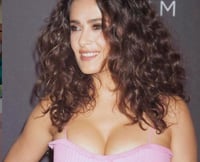 Salma Hayek celebra los 55 años en traje de baño azul