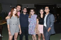 Compañía teatral celebra su triunfo con brindis