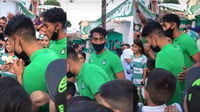Afición festeja junto a jugadores el cumpleaños 38 de Santos Laguna