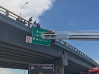 Hombre amenaza con lanzarse desde la parte alta de un puente en Torreón