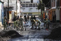 Cuadrillas del Ejército comenzaron a remover toneladas de lodo de las calles del centro de Tula, con apoyo de algunos vecinos. (AGENCIAS)