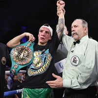 El campeón mundial Superpluma del Consejo Mundial de Boxeo (CMB), el mexicano Oscar Valdez, retuvo su corona al derrotar, en una polémica decisión unánime, al retador brasileño Robson Conceição