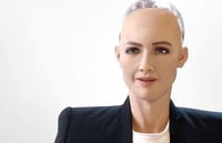 Hay personas a quienes les cuesta sostener la mirada directa de otra, pero qué sucede cuando quien nos mira directamente a los ojos es un robot humanoide en el momento en que tenemos que tomar una decisión, pues que tardamos más tiempo en hacerlo. (ESPECIAL)
 