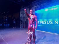  El duranguense Felipe de Jesús Núñez se convirtió este domingo en bicampeón del tradicional certamen de físico culturismo “Míster Laguna Classic”, celebrado con una magnífica asistencia de competidores que acudieron a una maratónica jornada en el centro de espectáculos Metrópoli, al oriente de la ciudad.
