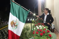 Sampetrinos celebran en la plaza el Grito de Independencia