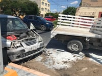 Luego del impacto el auto se incendió. (EL SIGLO DE TORREÓN)