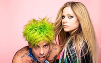 Así festeja el novio de Avril Lavigne a la cantante en su cumpleaños 37