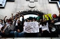 Exfuncionaria del Conacyt comparece ante la FGR
