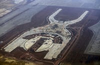 Proyecto casi faraónico del presidente Peña Nieto ahora luce bajo el agua. (ARCHIVO)