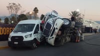 Tráiler toma curva a alta velocidad y aplasta camioneta