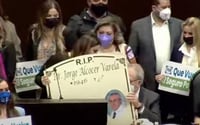 Diputados del PAN entregan lápida al secretario de Salud en su comparecencia