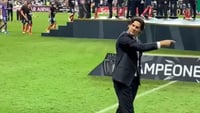 Momento en que Solari regresa a sus jugadores en premiación de Rayados se hace viral