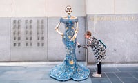 Nueva York pone un altar de muertos mexicano en el Rockefeller Center