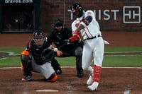 Jorge Soler conecta el cuadrangular que le dio la victoria a los Bravos 3-2 sobre Astros, en el cuarto juego de la Serie Mundial. (AP)