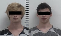 Ambos estudiantes de 16 años de edad, han sido acusados como adultos de homicidio doloso y asociación delictuosa para cometer homicidio en primer grado (ESPECIAL) 