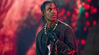 La actuación del rapero Travis Scott en el festival de música Astroworld en Houston (Texas, EUA) acabó el viernes por la noche en tragedia cuando una multitud empezó a empujar hacia el escenario, lo que desató el pánico y acabó con al menos ocho personas fallecidas, además de unos 300 heridos.  (ESPECIAL) 