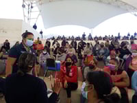 Miles de rezagados en Torreón acuden por vacuna antiCOVID