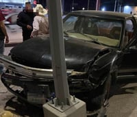 Camioneta choca contra poste en Centro de San Pedro