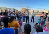 El alcalde de Lerdo, Homero Martínez Cabrera, en las últimas semanas ha intensificado las visitas a las comunidades del área rural y colonias de la zona urbana, donde ha sostenido diálogo directo con los habitantes, además de aprovechar este ejercicio para entregar apoyos y obras.
