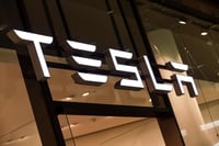 Elon Musk vende 4.5 millones de acciones de Tesla valoradas en 5 mmdd