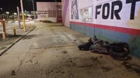 Joven motociclista muere al estrellarse contra negocio en el Periférico de Torreón