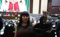 Diputada de Morena muestra calavera durante sesión y panistas acusan brujería