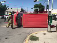 Vehículo vuelca tras impacto de camioneta en Torreón