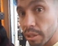 Esta semana a través de la plataforma digital de TikTok, un usuario compartió un video donde le pide un saludo a Oribe Peralta mientras esperaba su café en el Aeropuerto Internacional de la Ciudad de México junto al Club América.