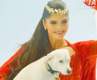 Ana Bárbara aparece como una superheroína al rojo vivo junto a Luna, la perrita que adoptó el año pasado. 