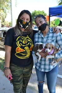 Grecia y Madaí con las perritas 'Halie' y 'Muñeca' (EL SIGLO DE TORREÓN/ELENA GONZÁLEZ) 