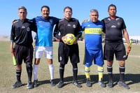 Como es toda una tradición y luego del clásico volado, los capitanes de ambos equipos posaron con la terna arbitral (CORTESÍA DE ESTEBAN PULIDO) 