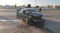 Conductor abandona su auto tras chocar en el Periférico de Torreón