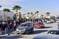 Con enormes filas, inicia vacunación antiCOVID para adolescentes de Torreón