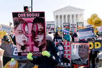 Manifestantes chocan por legalidad del aborto en Estados Unidos