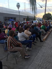 Protestaron ayer para exigir la no destitución de Lorena Leticia Mancha Juárez como presidenta de la agrupación. (EL SIGLO DE TORREÓN)