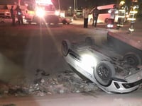 Taxi termina volcado dentro de canal de riego en Torreón